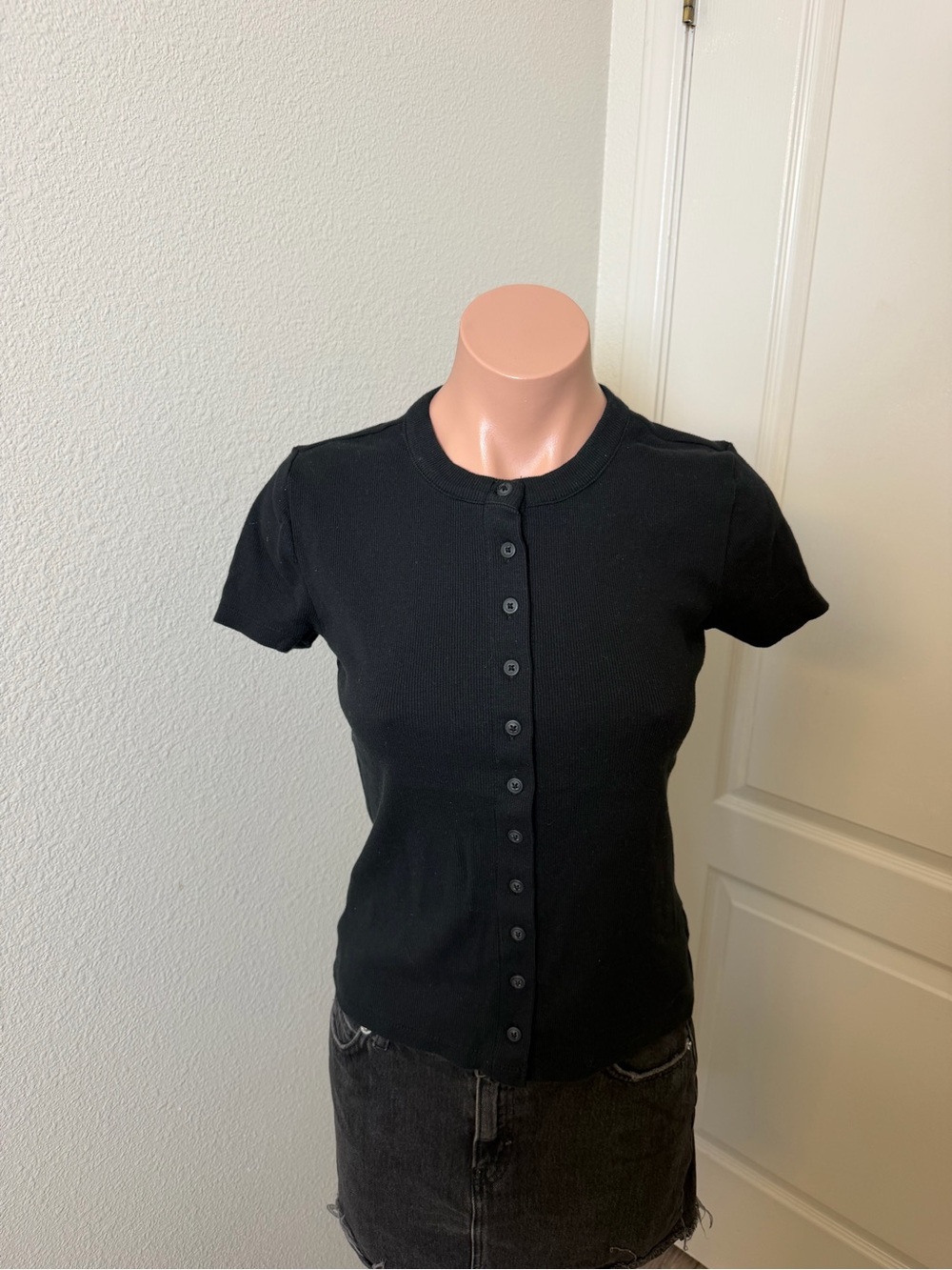 Universal Thread Black Short Sleeve Button-Front Tee